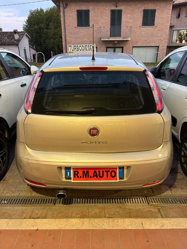 Usata Fiat Punto Lounge 85 CV (62 kW) 2015 Argento Utilitaria