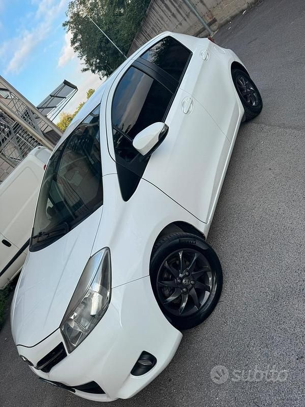 Bianco Usata 2013 Toyota Yaris Tre volumi | 5000 € (Super prezzo) - Immagine 1/4