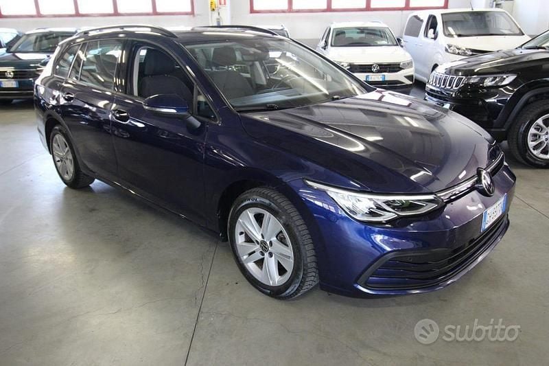 Usata VW Golf VIII Life 131 CV (96 kW) 2022 Blu Station wagon