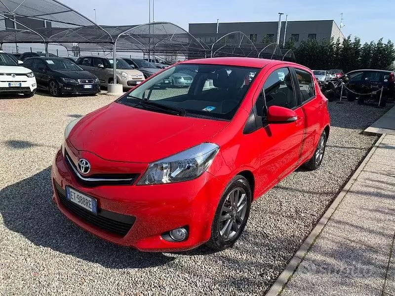 Usata Toyota Yaris Lounge 69 CV (50 kW) 2014 Rosso Utilitaria