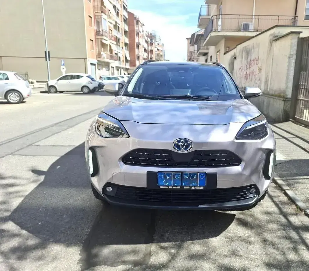 Usata Toyota Yaris Cross Lounge 92 CV (67 kW) 2023 Grigio SUV