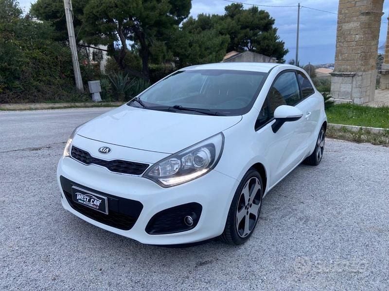 Bianco pastello Usata 2014 Kia Rio Due volumi | 6900 € (Cara) - Immagine 1/4
