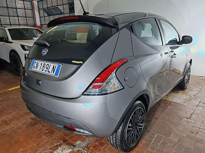 Usata Lancia Ypsilon Gold 69 CV (50 kW) 2023 Grigio Utilitaria