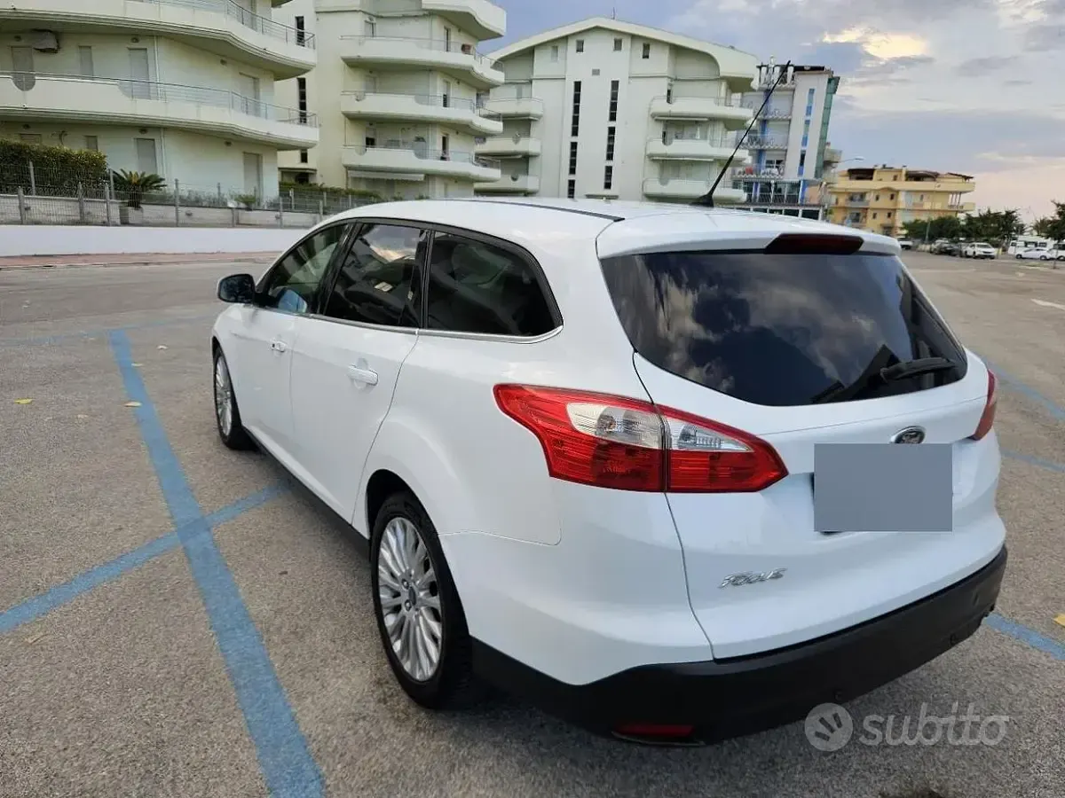 Usata Ford Focus 163 CV (119 kW) 2012 Bianco Station wagon