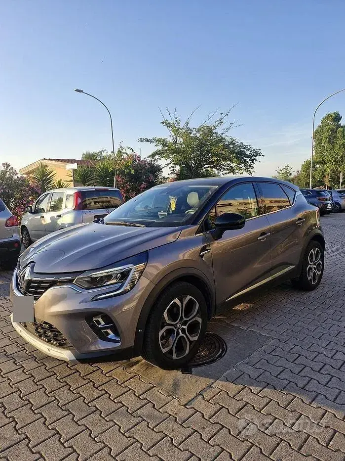 Usata Renault Captur 101 CV (74 kW) 2023 Grigio SUV