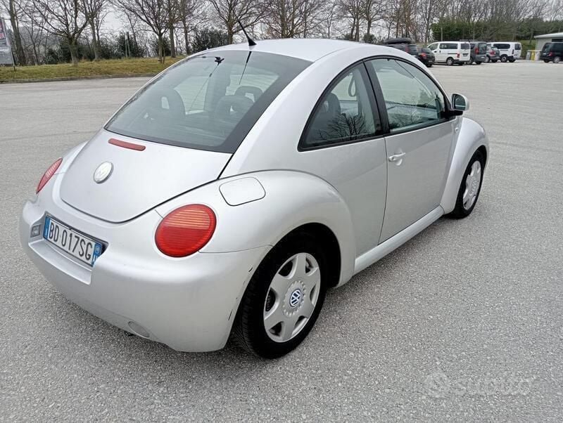 Usata VW New Beetle 90 CV (66 kW) 1999 Grigio Utilitaria