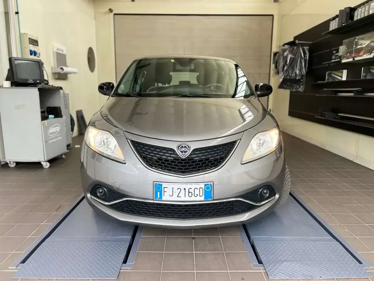 Usata Lancia Ypsilon Silver 69 CV (50 kW) 2017 Grigio Utilitaria