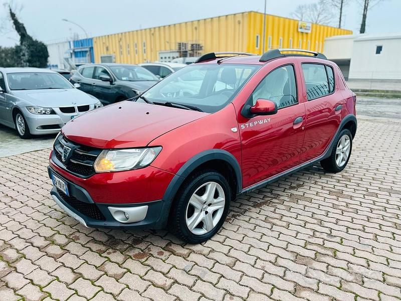 Usata Dacia Sandero Prestige 90 CV (66 kW) 2014 Rosso Berlina