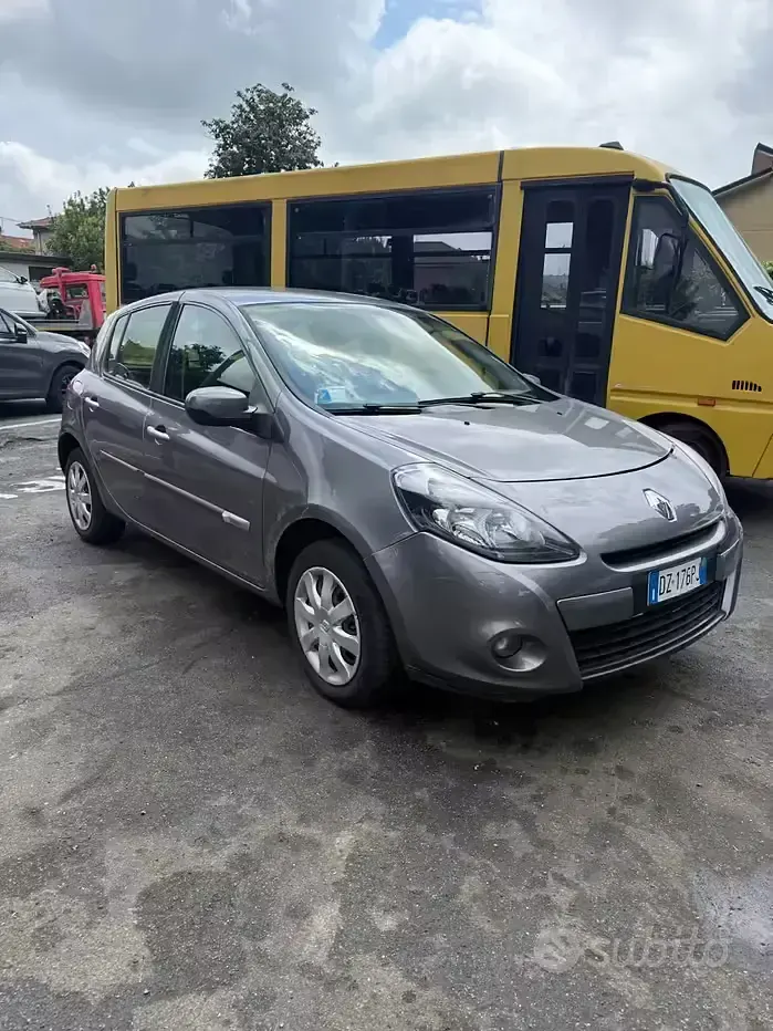 Usata Renault Clio II 75 CV (55 kW) 2009 Marrone Berlina