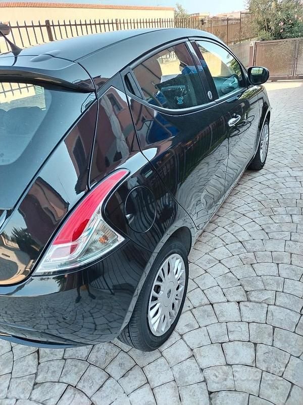 Usata Lancia Ypsilon Gold 69 CV (50 kW) 2017 Nero Utilitaria