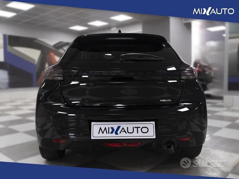 Usata Peugeot 208 Allure 101 CV (74 kW) 2025 Nero Utilitaria
