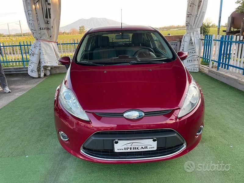 Usata Ford Fiesta Titanium 68 CV (50 kW) 2009 Viola Utilitaria