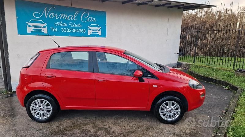 Usata Fiat Punto Lounge 78 CV (57 kW) 2014 Rosso Utilitaria
