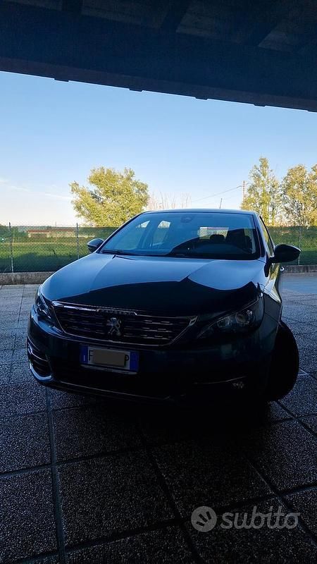 Usata 2018 Peugeot 308 Allure Tre volumi | 13.500 € (Molto cara) - Immagine 1/4