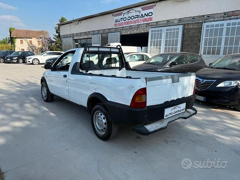 Usata Fiat Strada 62 CV (45 kW) 2001 Bianco Pick-up