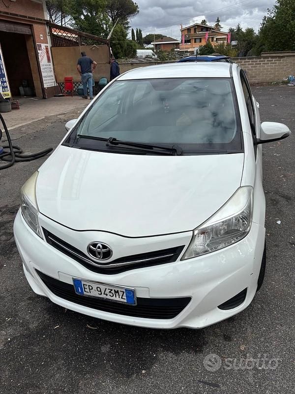 Bianco Usata 2013 Toyota Yaris Due volumi | 4000 € (Cara) - Immagine 1/4