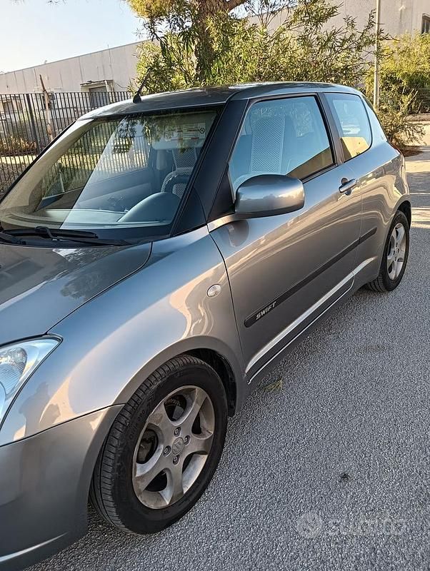 Usata Suzuki Swift 70 CV (51 kW) 2006 Grigio Berlina