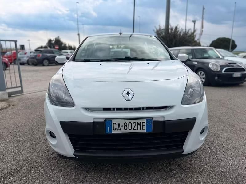 Usata Renault Clio II Dynamique 58 CV (42 kW) 2010 Bianco Berlina