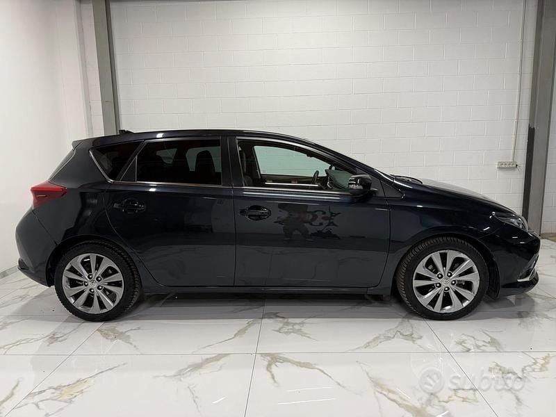 Usata Toyota Auris Active 112 CV (82 kW) 2017 Nero Berlina
