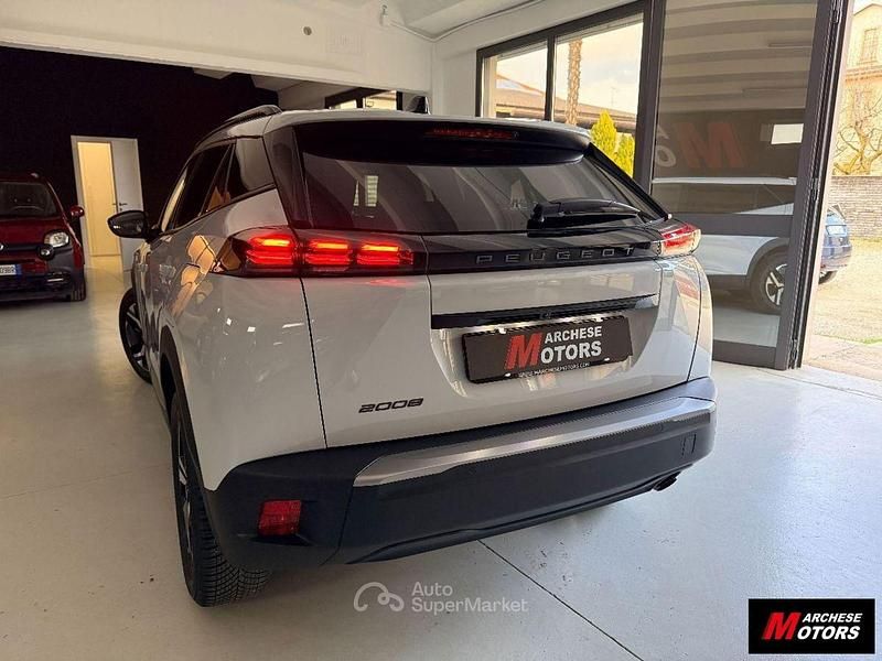 Usata Peugeot 2008 Allure 102 CV (75 kW) 2023 Grigio chiaro SUV