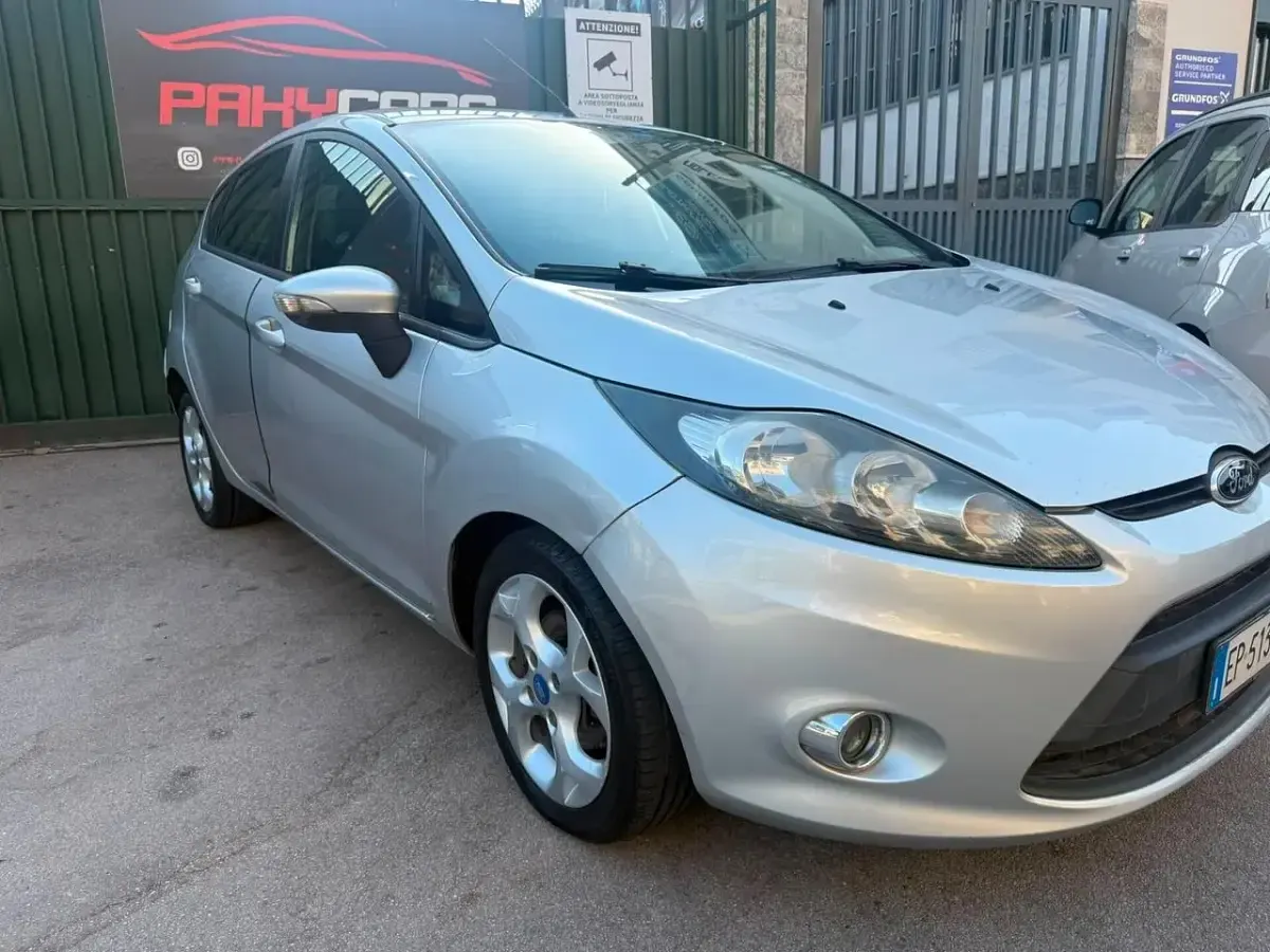 Usata Ford Fiesta 97 CV (71 kW) 2012 Grigio Berlina