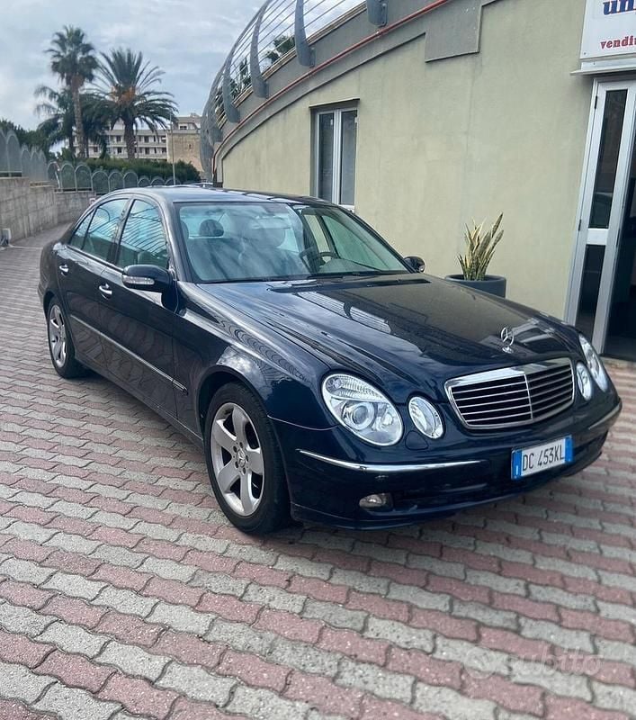 Usata Mercedes E320 Avantgarde 224 CV (164 kW) 2006 Blu Berlina