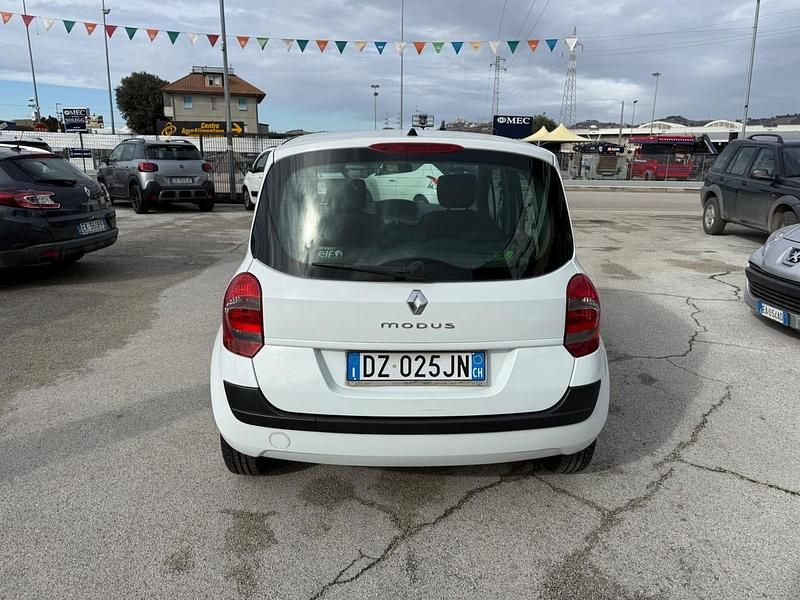 Usata Renault Modus Dynamique 74 CV (54 kW) 2009 Bianco Monovolume