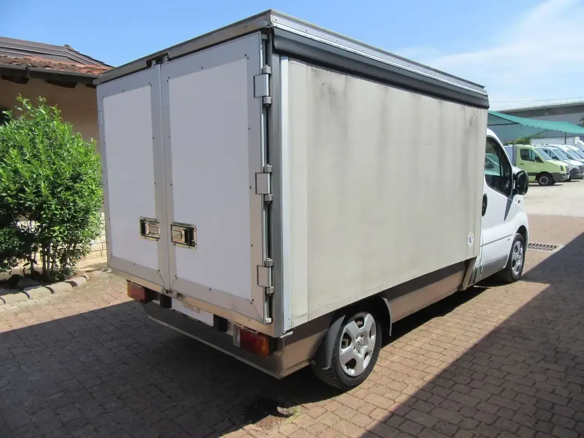 Usata Opel Vivaro 114 CV (83 kW) 2011 Bianco Monovolume