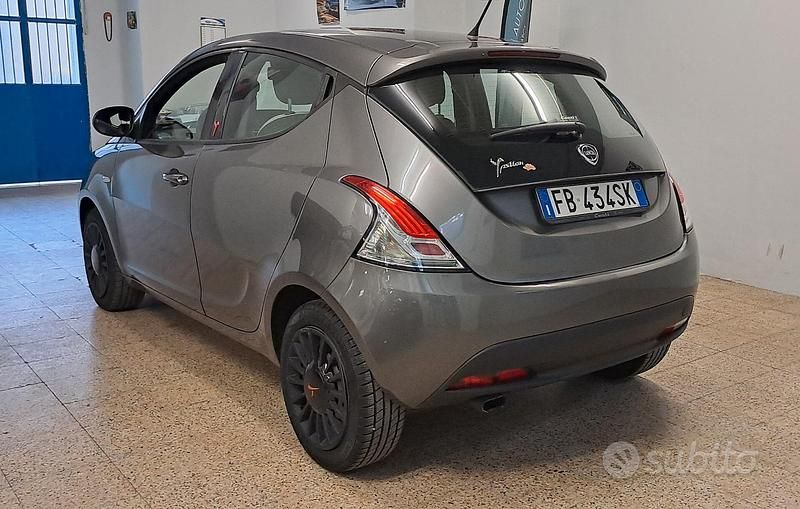 Usata Lancia Ypsilon 69 CV (50 kW) 2015 Grigio Utilitaria