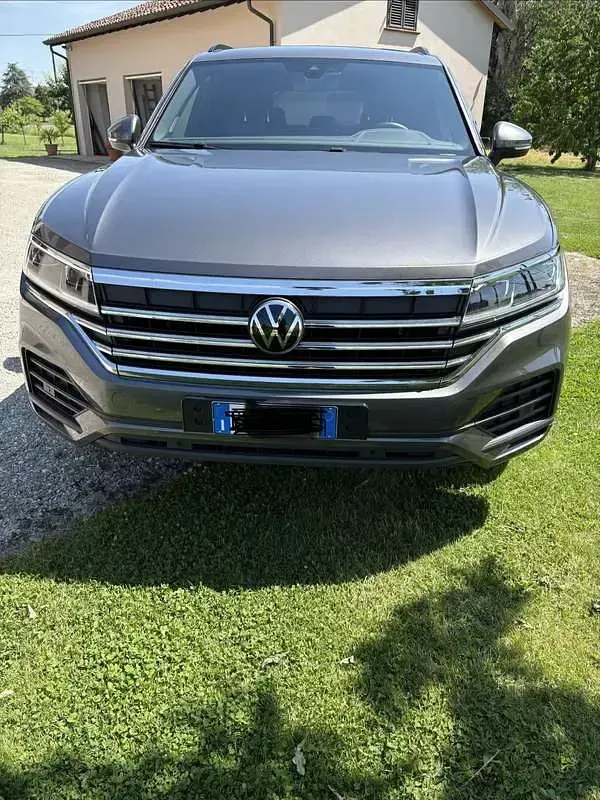 Usata VW Touareg Elegance 231 CV (169 kW) 2023 Grigio SUV