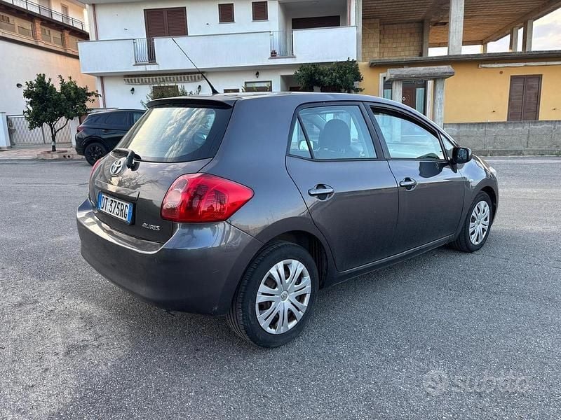 Usata Toyota Auris 90 CV (66 kW) 2009 Grigio Utilitaria