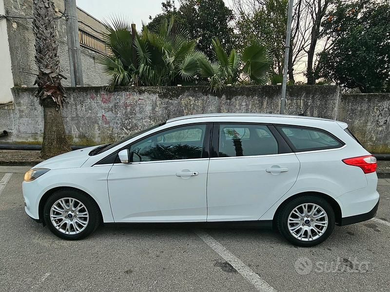 Usata Ford Focus 116 CV (85 kW) 2012 Bianco Station wagon