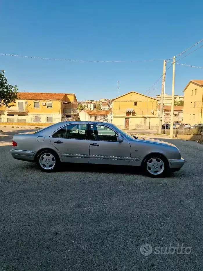 Usata Mercedes E200 186 CV (136 kW) 1998 Grigio Berlina