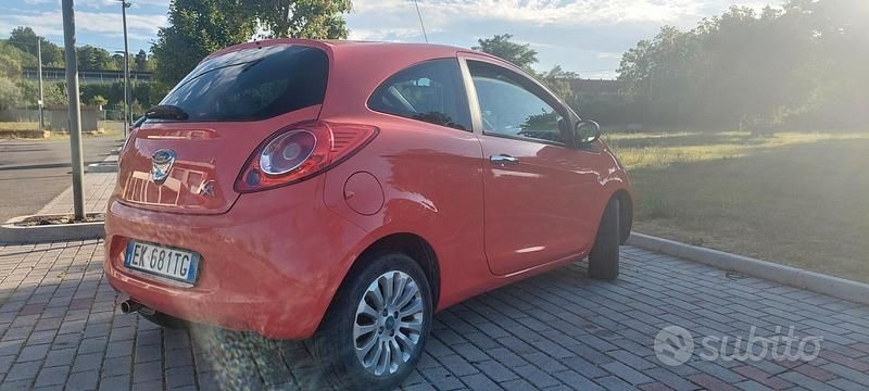 Begagnad Ford Ka 69 HK (50 kW) 2011 Orange Halvkombi