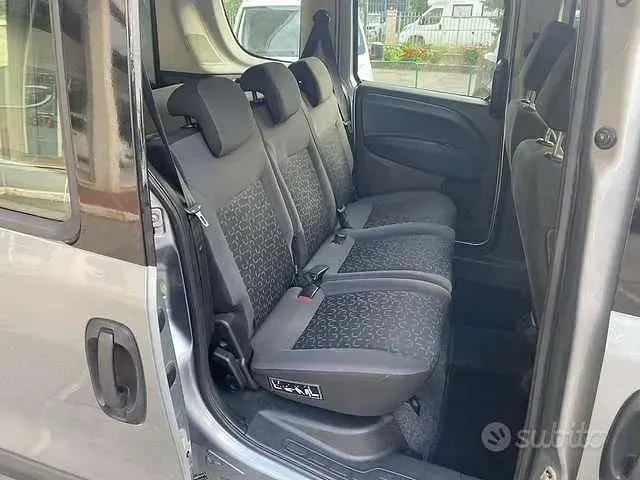 Usata Fiat Doblò Dynamic 105 CV (77 kW) 2011 Grigio argento Monovolume