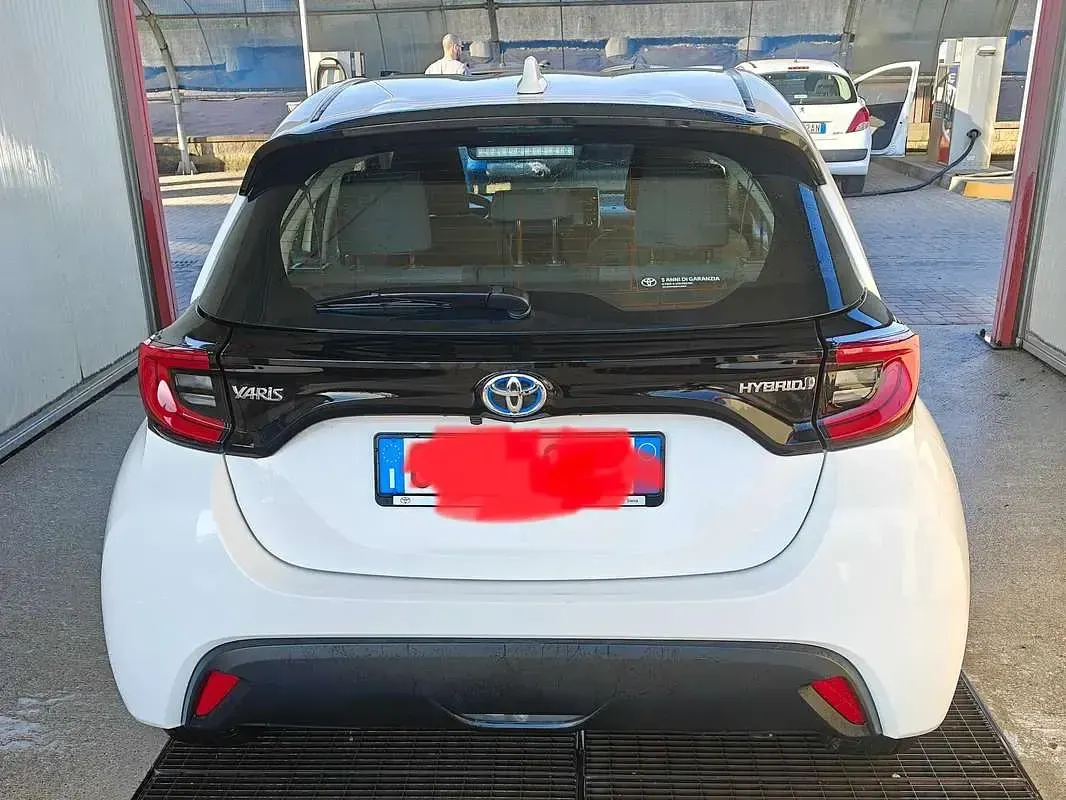 Usata Toyota Yaris Hybrid Trend 92 CV (67 kW) 2022 Bianco Berlina