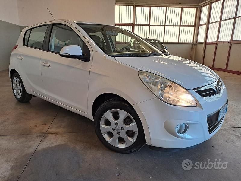 Bianco Usata 2012 Hyundai i20 Edition Tre volumi | 5850 € (Buon prezzo) - Immagine 1/4
