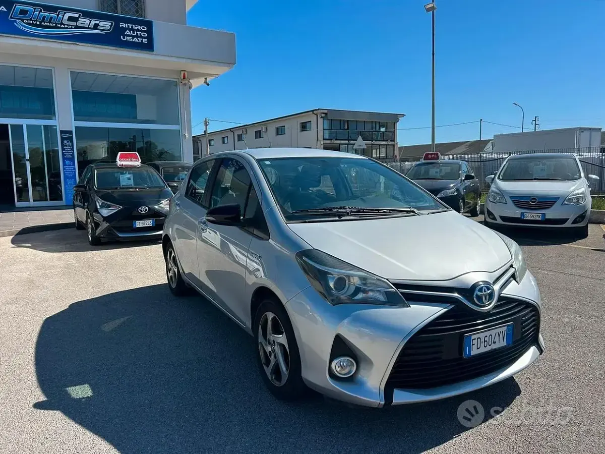 Usata Toyota Yaris Hybrid Active 73 CV (53 kW) 2016 Grigio Utilitaria