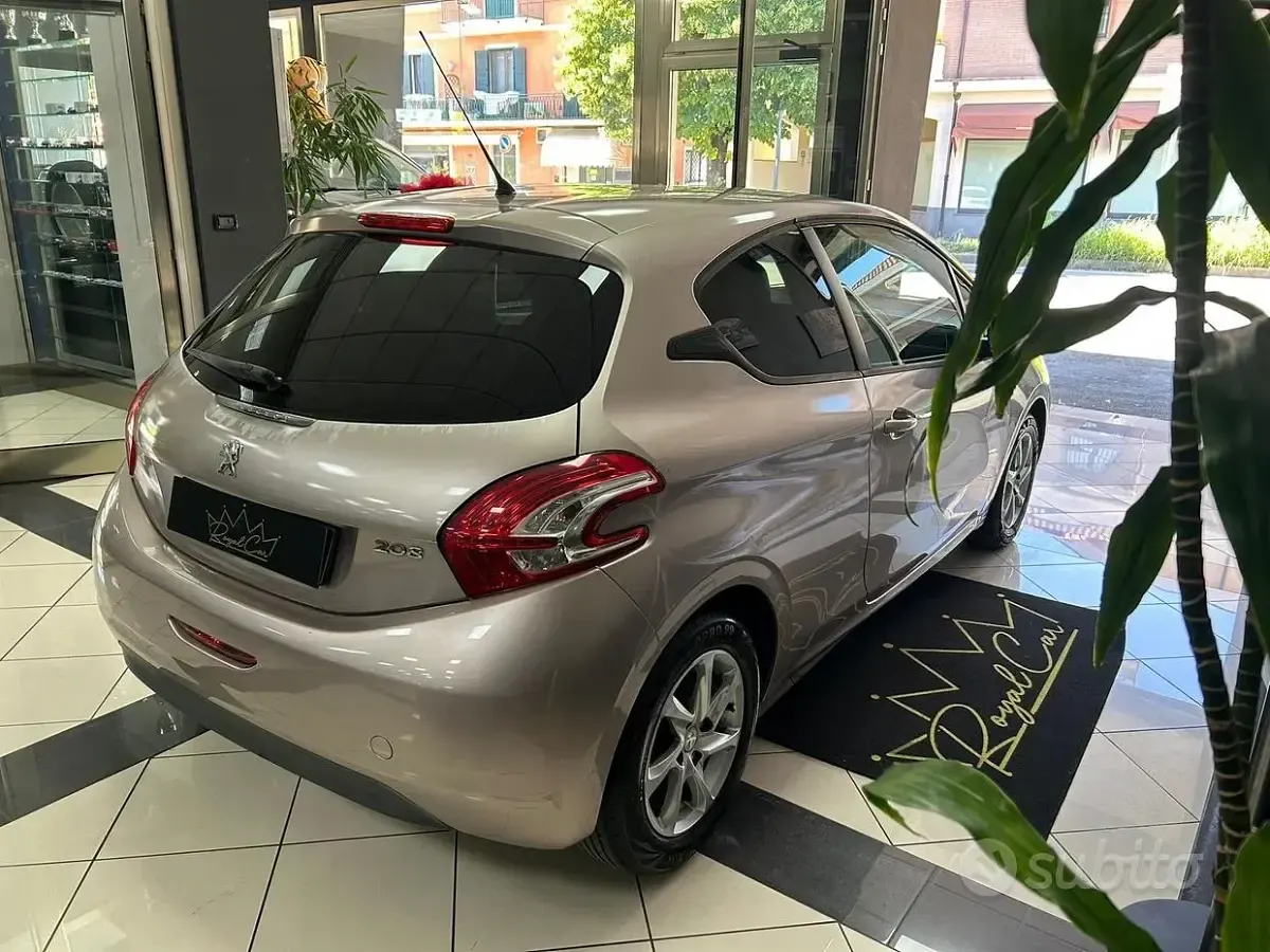 Usata Peugeot 208 Active 68 CV (50 kW) 2012 Marrone Utilitaria