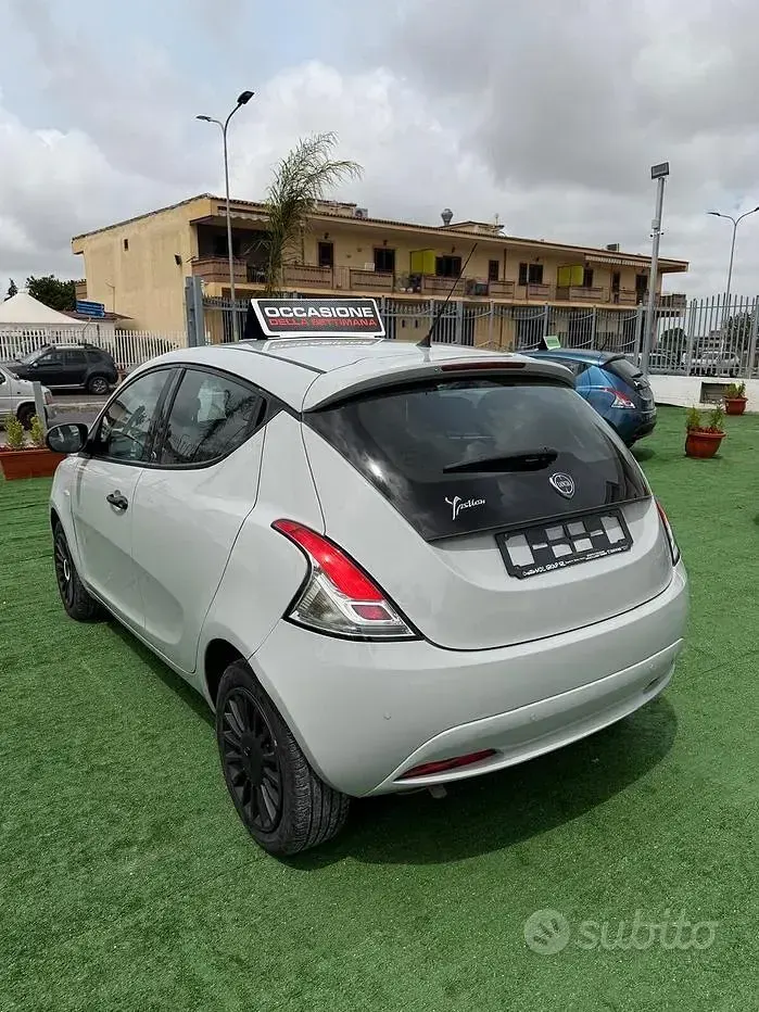 Usata Lancia Ypsilon Gold 69 CV (50 kW) 2018 Grigio Utilitaria
