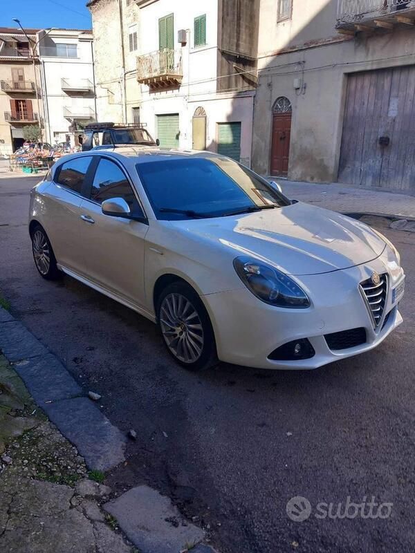 Usata 2012 Alfa Romeo Giulietta Due volumi | 6999 € (Cara) - Immagine 1/4