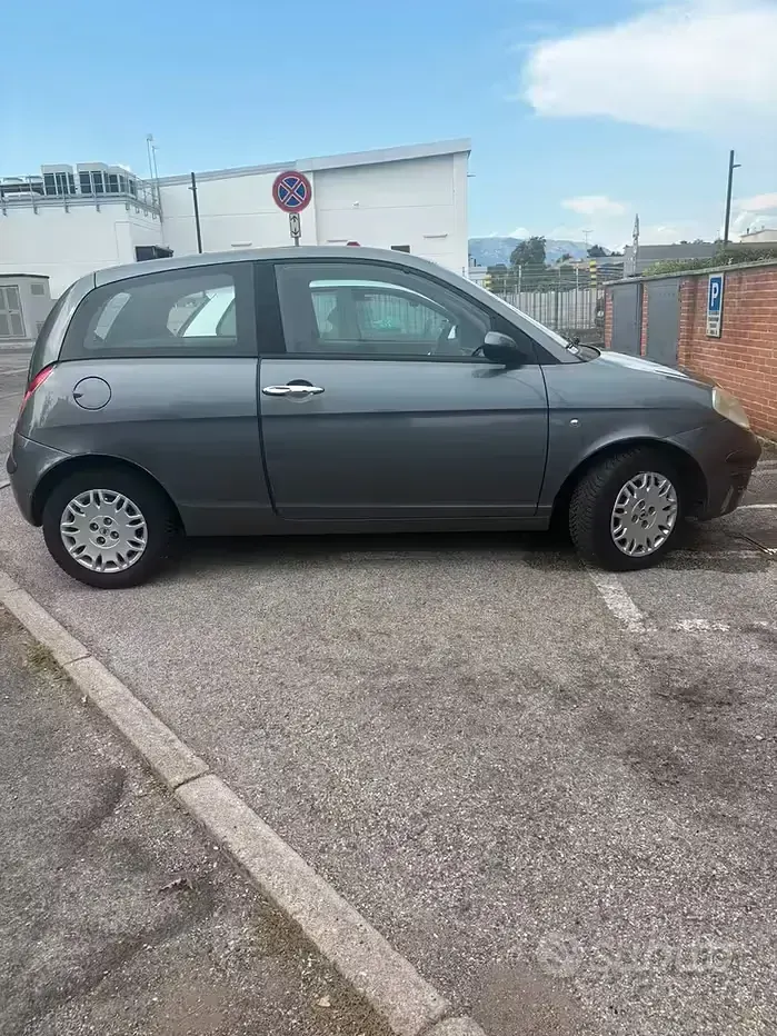 Usata Lancia Ypsilon 60 CV (44 kW) 2005 Grigio Utilitaria