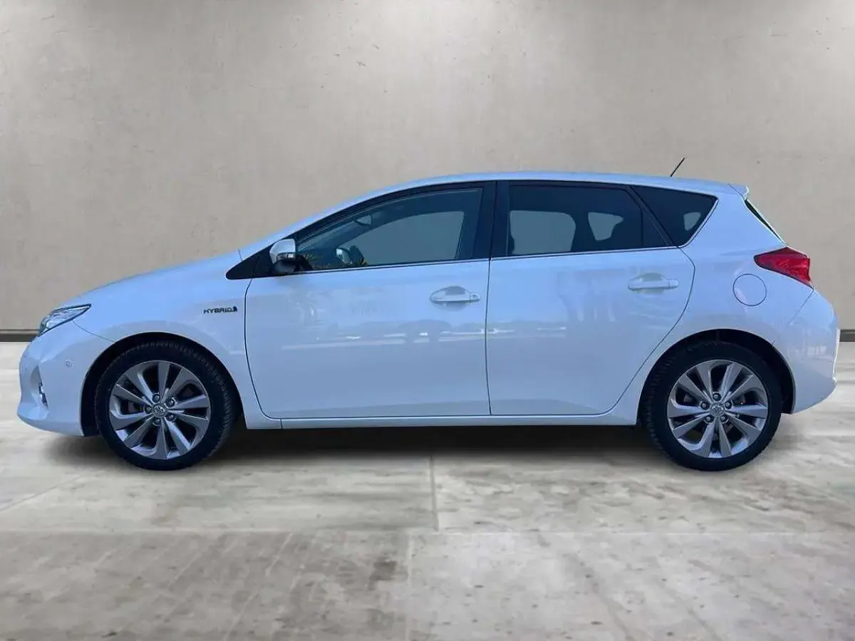 Usata Toyota Auris Hybrid Lounge 99 CV (72 kW) 2014 Bianco Berlina