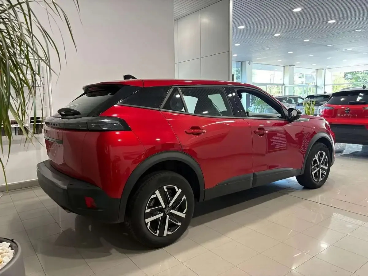 Usata Peugeot 2008 Allure 101 CV (74 kW) 2024 Rosso elixir SUV