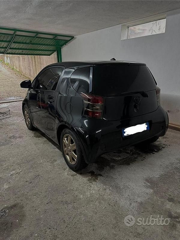 Begagnad Toyota iQ 98 HK (72 kW) 2012 Svart Halvkombi