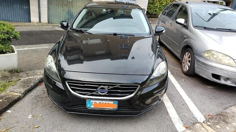 Usata Volvo V40 120 CV (88 kW) 2016 Nero Berlina