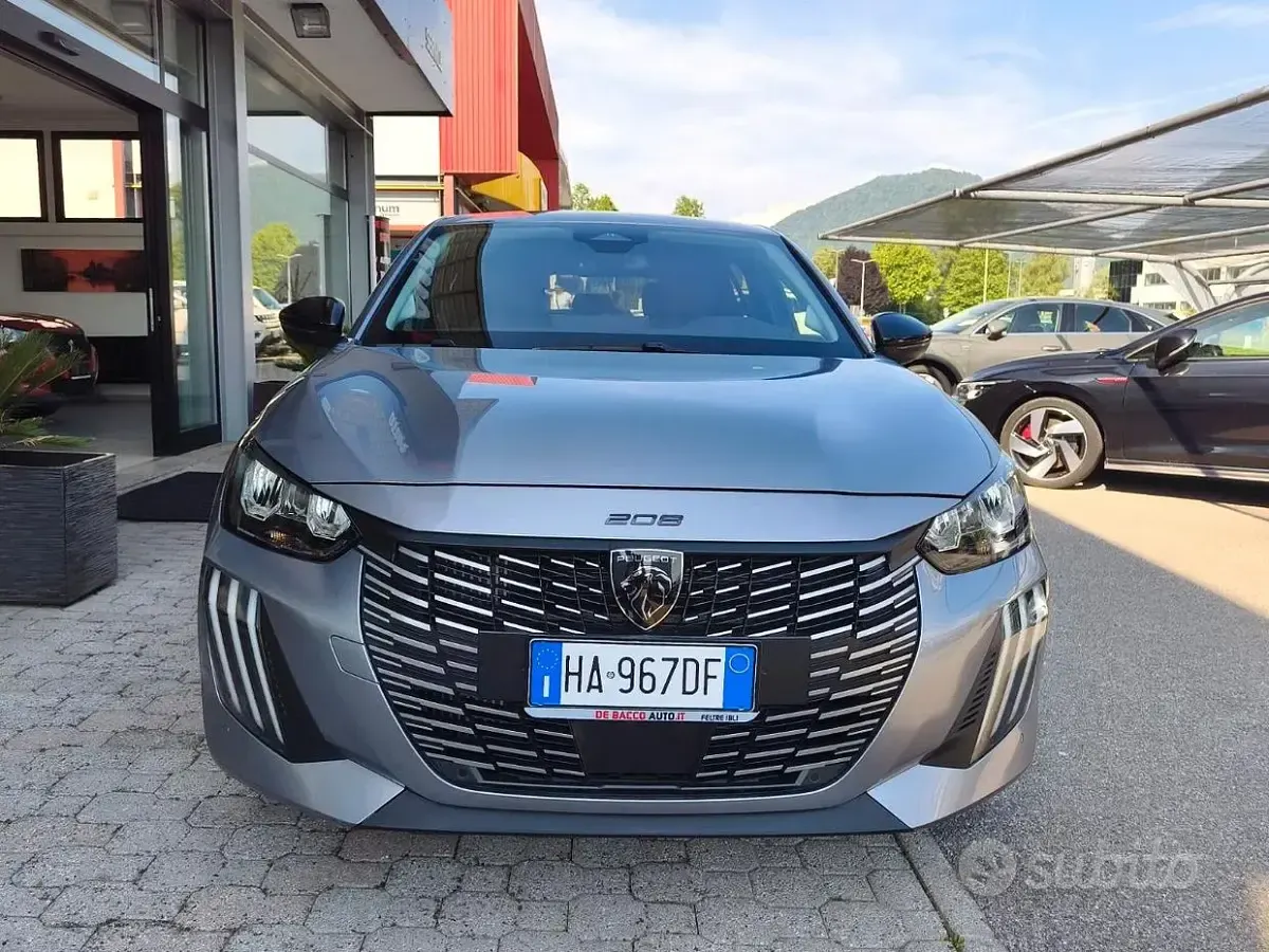 Usata Peugeot 208 Allure 101 CV (74 kW) 2025 Grigio Utilitaria