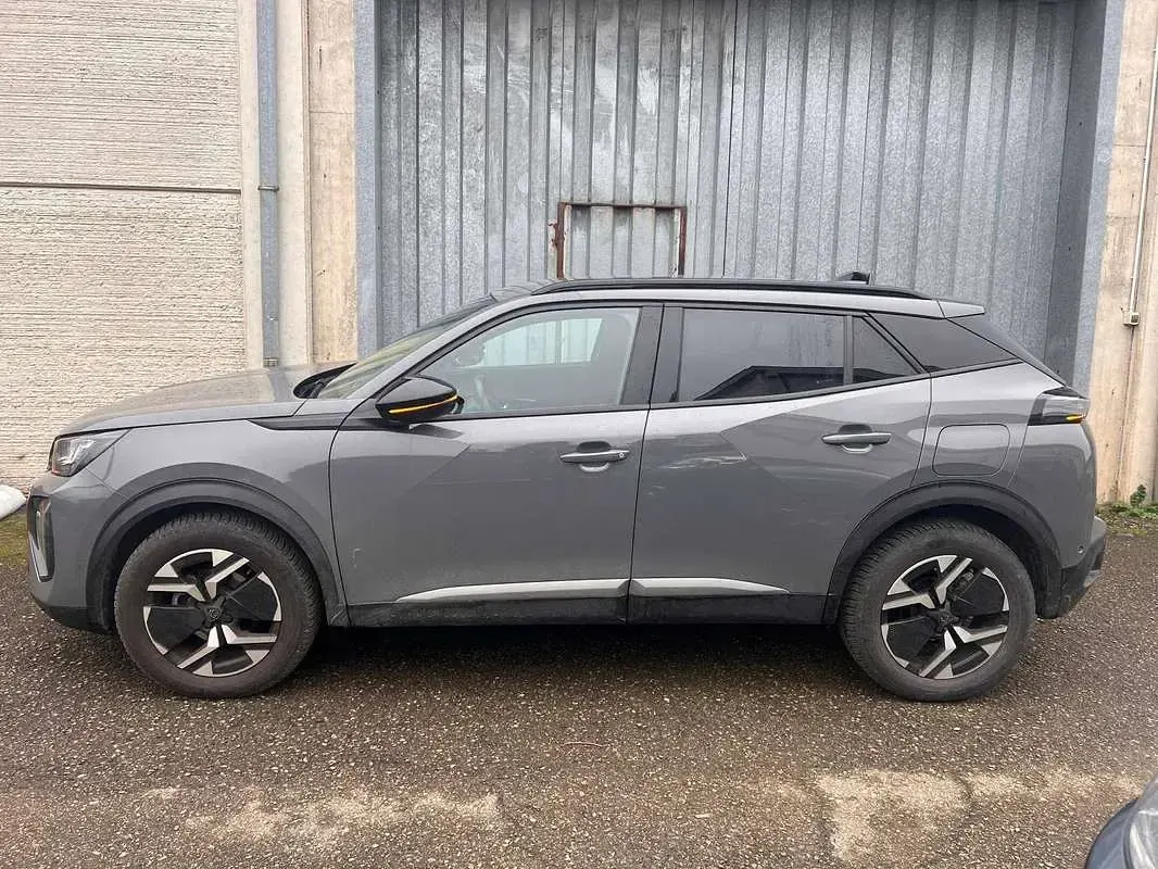 Usata Peugeot 2008 Allure 101 CV (74 kW) 2024 Grigio SUV