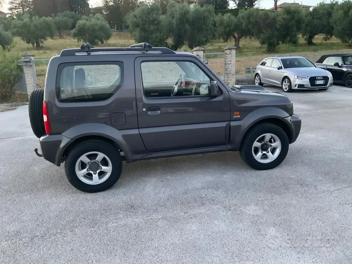 Usata Suzuki Jimny 86 CV (63 kW) 2009 Grigio SUV