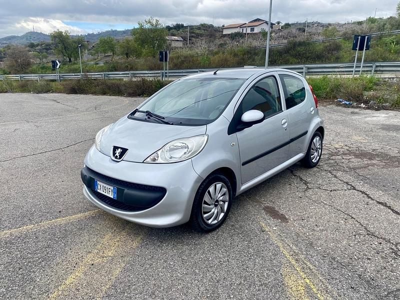 Usata Peugeot 107 68 CV (50 kW) 2005 Argento Utilitaria